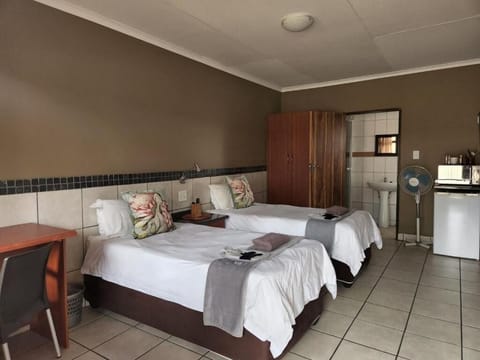 Standard Twin Room | Iron/ironing board (on request), WiFi (free)