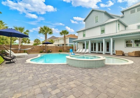 Poseidon’s Palace – sleeps 28! Just a 2-minute walk to the beach or quick ride in your FREE 6-seat golf cart. Enjoy a private HEATED pool and spa, separate carriage house, game rooms, and 10 King Suites—perfect for large families and group getaways.