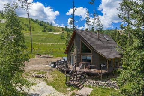 Welcome to Elk Pointe Chalet — your cozy mountain retreat where comfort, relaxation, and unforgettable memories await.