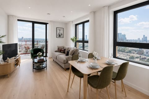 Living, Dining, Kitchen area - Greenwich flat with Balcony near The O2