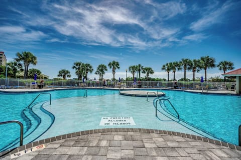 Access to Huge North Tower Pool and Hot Tub on Waterfront at Marina with Restaurant