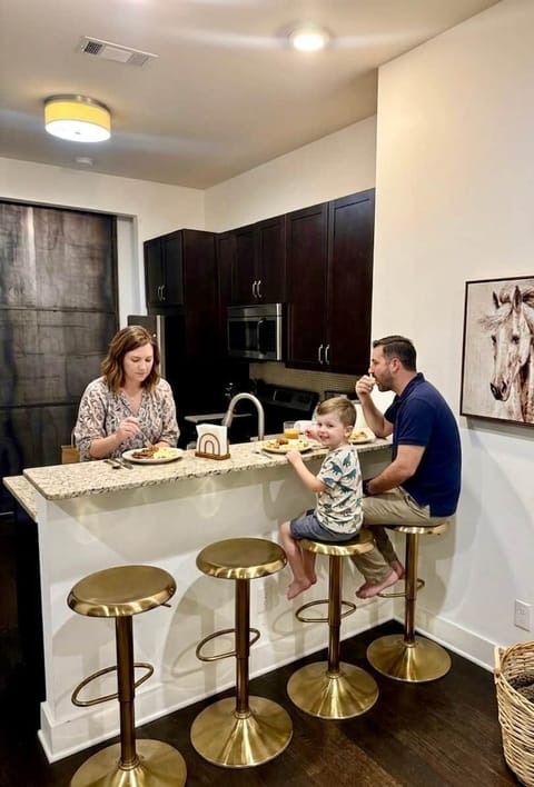 A fully equipped kitchen & breakfast bar to make meals a breeze.