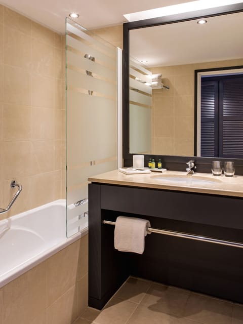 Standard Double or Twin Room | Bathroom | Free toiletries, hair dryer, bathrobes, slippers