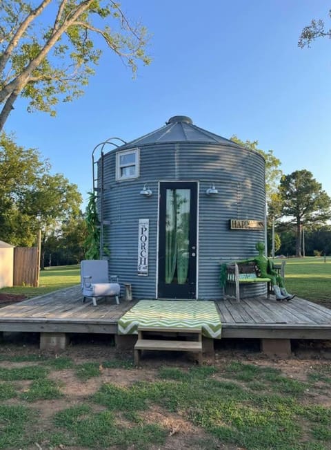 Home of the the Alien Cabin! Come get Your Kicks on RT 66 with the Aliens!
