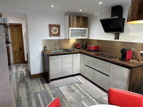 Traditional Cottage, Ensuite, Canal View (Self Catering Home) | Shared kitchen