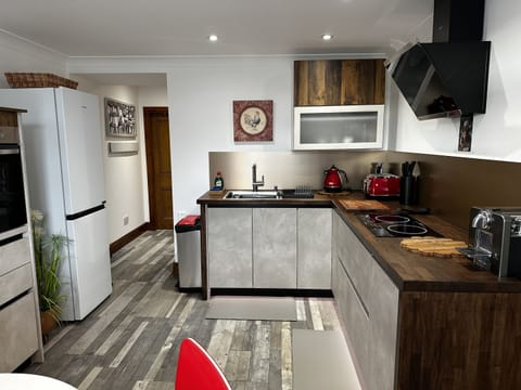 Traditional Cottage, Ensuite, Canal View (Self Catering Home) | Shared kitchen