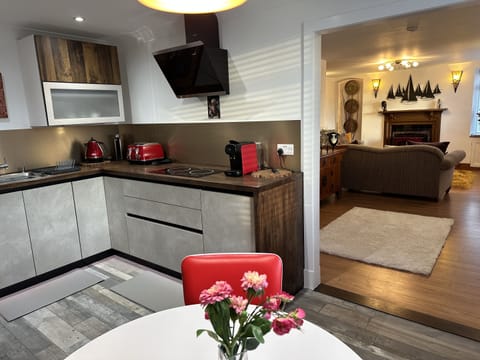 Traditional Cottage, Ensuite, Canal View (Self Catering Home) | Shared kitchen