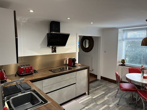 Traditional Cottage, Ensuite, Canal View (Self Catering Home) | Shared kitchen