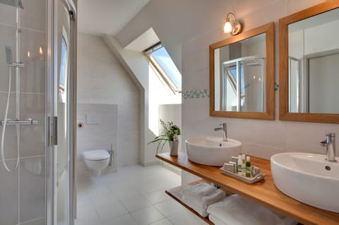 Superior Quadruple Room, Located in both Villa Madile or Villa Ramade | Bathroom | Free toiletries, hair dryer, towels