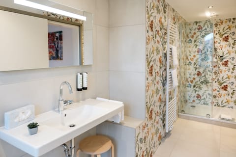 Junior Suite | Bathroom | Hair dryer, bathrobes, slippers, towels