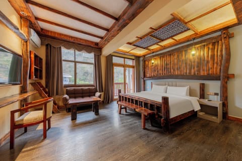 Standard Double Room, 1 King Bed, Non Smoking, Hill View | Desk, WiFi (free), bed sheets