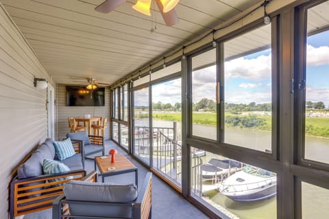 Oak Harbor Vacation Rental | 2BR | 2BA | 820 Sq Ft