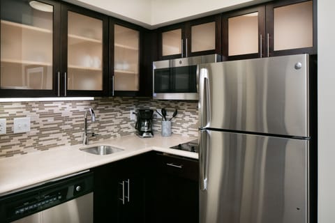 Coffee/tea maker, full-size fridge, microwave, stovetop