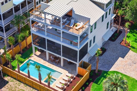 Welcome to Tahanan Palms | 3 38th Ave | IOP Escapes