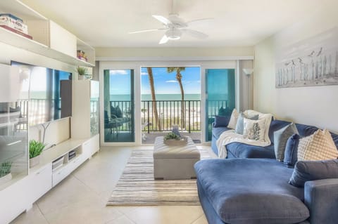 Apartment, Balcony, Ocean View | Living area