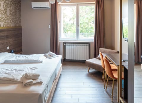 Triple Room | Minibar, in-room safe, desk, WiFi (free)