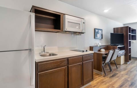 Standard Studio, Non Smoking, Refrigerator & Microwave | Private kitchen | Full-size fridge, microwave, stovetop, freezer