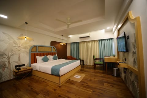 Suite | In-room safe, laptop workspace, blackout drapes