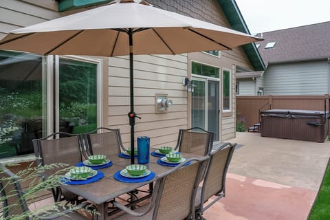 Outdoor Dining for Six and PRIVATE hot tub