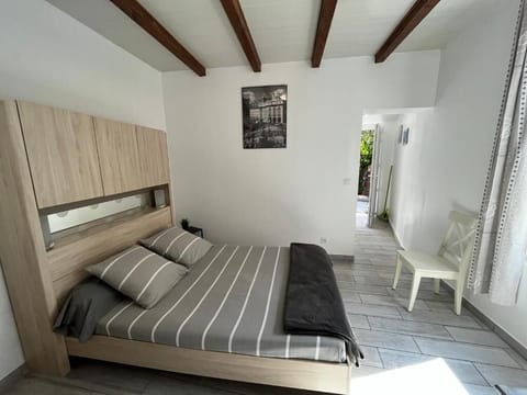 Double Room | Laptop workspace, soundproofing, WiFi (free)