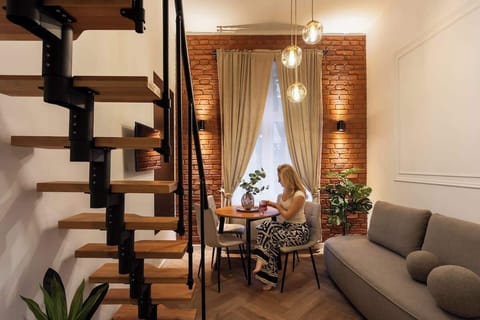 W części dziennej znajduje się wygodna, rozkładana sofa. Na antresoli umieszczono podwójny materac, który zapewnia komfortowy sen i przytulną, częściowo oddzieloną strefę nocną.