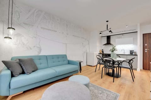 Ciepłe kolory apartamentu poprawiają nastrój.
