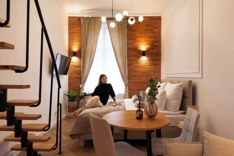 Studio oferuje komfortowe miejsca do spania, idealne zarówno dla par, jak i mniejszych grup. W części dziennej znajduje się łóżko małżeńskie, rozkładana sofa z funkcją spania, oraz antresola, na której umieszczono materac zapewniający komfortowy sen.