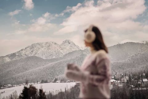 Tuż obok jadalni znajduje się wyjście na taras, gdzie czekają fotele i zachwycający widok, doskonały na poranną kawę lub spokojny wieczór przy górskim powietrzu. 