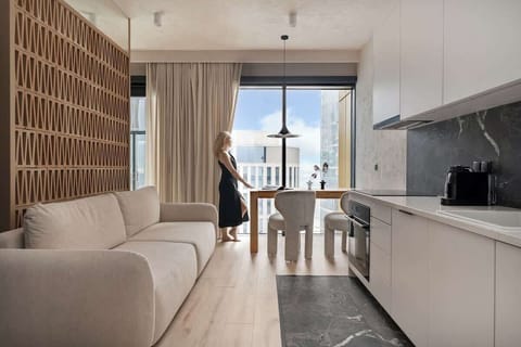 Część dzienna z rozkładaną sofą i balkonem zapewnia komfort wypoczynku, a sypialnia z łóżkiem małżeńskim, szafą i wyjściem na balkon sprzyja relaksowi.