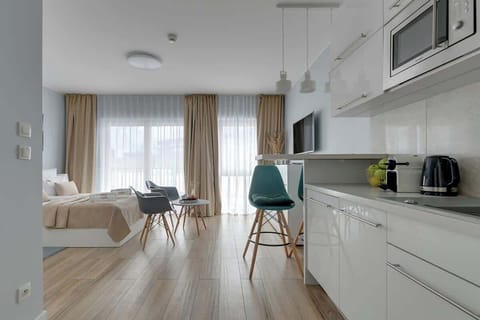 Komfortowe studio oferuje wygodne łóżko małżeńskie ustawione naprzeciw telewizora z kanałami kablowymi tworząc idealne miejsce do relaksu po dniu zwiedzania. Dodatkowym miejscem do spania jest łóżko ukryte w komodzie pod telewizorem.