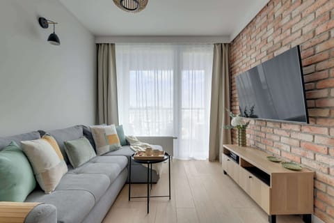 Chlebova 6.18 to przestronny, w pełni wyposażony apartament dla maks. 4 osób. Oferuje sypialnię z łóżkiem małżeńskim, miejscem do pracy i TV, salon z aneksem kuchennym, łazienkę z prysznicem i pralką oraz balkon idealny na poranną kawę.