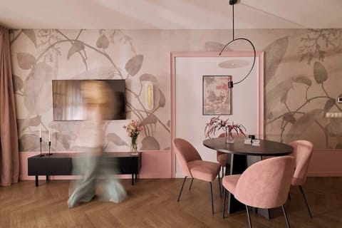 Przestronny salon łączy część wypoczynkową z nowoczesnym aneksem kuchennym. Znajduje się tu wygodna, rozkładana sofa, która gwarantuje komfortowy relaks w ciągu dnia oraz pełnowymiarowe miejsce do spania nocą.