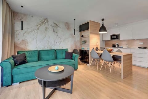 Centralnym punktem salonu jest stylowa rozkładana sofa z funkcją spania, doskonała do relaksu po intensywnym dniu lub jako przytulne miejsce dla gości. 