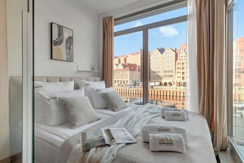 Druga sypialnia to prawdziwy atut apartamentu – znajduje się tu łóżko podwójne, a cała przestrzeń została pięknie przeszklona. Dzięki temu goście mogą cieszyć się niezwykłym widokiem na rzekę Motławę.