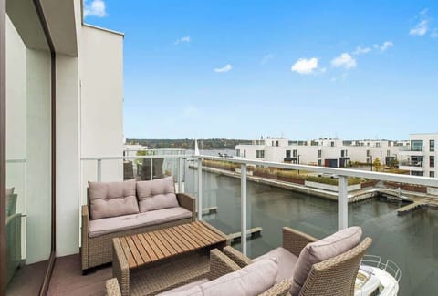 Z salonu można wyjść na słoneczny balkon z przepięknym widokiem na marinę — idealne miejsce na poranną kawę lub wieczorny relaks.
