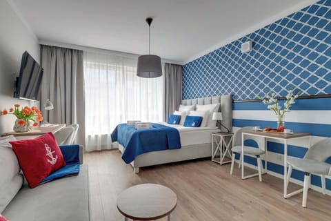 W apartamencie znajduje się łóżko małżeńskie, rozkładana sofa, telewizor Smart TV, biurko do pracy oraz pojemna szafa.