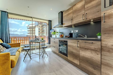 Apartment, Balcony, Mountain View | Private kitchen