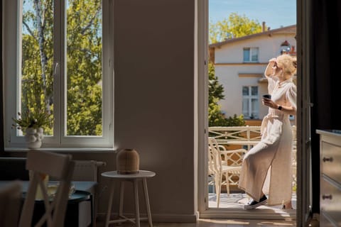 Z salonu można wyjść na balkon z miejscem do siedzenia, idealny na poranną kawę lub chwilę relaksu z widokiem na spokojną, zieloną okolicę Sopotu.