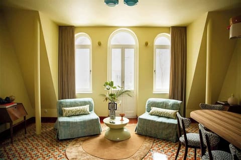 The second living room serves as a formal living and dining area, ideal for shared meals and long evenings with family or friends. Arched windows, patterned flooring, unique lamps, and carefully selected furniture create a distinctive atmosphere.