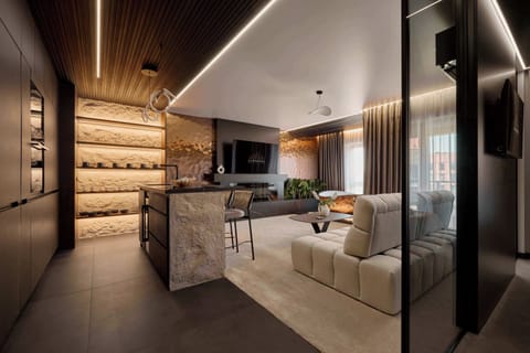 Część dzienna obejmuje rozkładaną sofę, Smart TV, bio kominek elektryczny oraz wannę pod oknem. Apartament posiada też balkon z meblami ogrodowymi, idealny do wypoczynku.