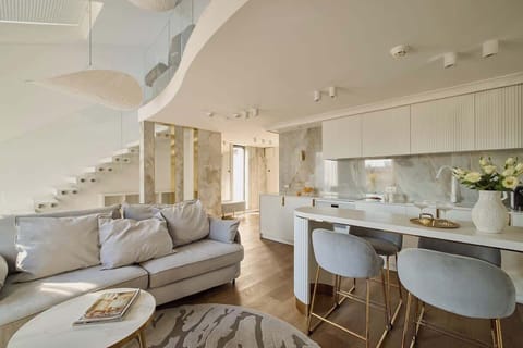 Przestronny, klimatyzowany i jasny salon urządzony został w eleganckim, minimalistycznym stylu. Wygodna sofa z funkcją spania, designerskie oświetlenie oraz starannie dobrane dodatki tworzą atmosferę sprzyjającą relaksowi i wypoczynkowi. 