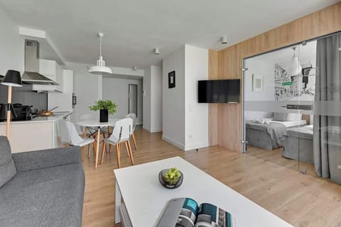 Centralnym punktem salonu jest stylowa rozkładana sofa z funkcją spania, doskonała do relaksu po intensywnym dniu lub jako przytulne miejsce dla gości. 