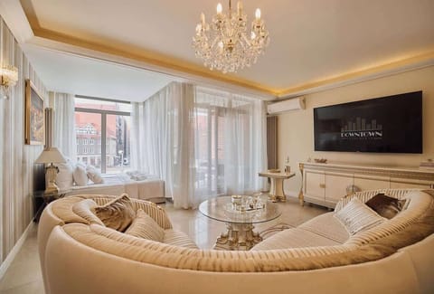 Klimatyzowany salon zachwyca przestrzenią i elegancją. Znajduje się tu wygodna sofa, telewizor z kanałami TV i Smart TV oraz dekoracyjny kominek. W części sypialnianej łóżko małżeńskie pod oknem sprzyja relaksowi w naturalnym świetle.