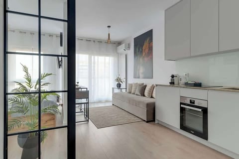 W części dziennej znajduje się sofa oraz pojemna szafa, co zapewnia wygodę zarówno podczas krótszych, jak i dłuższych pobytów. To przyjemna przestrzeń do odpoczynku, porannej kawy czy chwili relaksu w ciągu dnia.