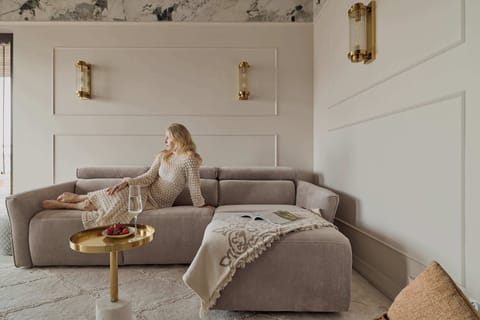 Przestronny, klimatyzowany salon został urządzony z myślą o wygodzie i relaksie. Znajduje się tu rozkładana sofa, która może pełnić funkcję dodatkowego miejsca do spania, a naprzeciwko niej ustawiono telewizor z kanałami kablowymi i funkcją Smart TV.