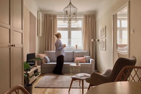Centralnym punktem mieszkania jest przytulny salon z rozkładaną sofą z funkcją spania, która zapewnia dodatkowe miejsca noclegowe. Do dyspozycji Gości jest telewizor z telewizją naziemną oraz TV boxem, co pozwala spędzić wieczór w apartamencie.