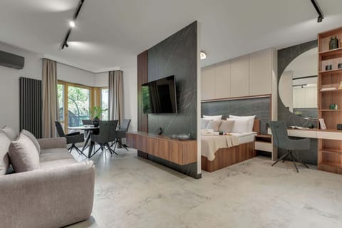 Elegancki apartament urządzony w nowoczesnym stylu z wysokiej jakości wykończeniem. Komfortowa strefa wypoczynkowa, wygodne łóżko, w pełni wyposażona kuchnia oraz starannie dobrane detale tworzą wyjątkową przestrzeń do relaksu i pracy.