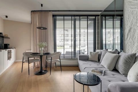 Komfortowa, otwarta przestrzeń dzienna z częścią sypialnianą oferuje łóżko małżeńskie, Smart TV i biurko/toaletkę. Designerskie dodatki i eleganckie wykończenie tworzą wyjątkowy klimat. Funkcjonalny przedpokój zapewnia wygodne przechowywanie.