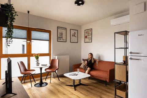 Salon stanowi komfortową i nowocześnie urządzoną strefę wypoczynkową apartamentu. Znajduje się tu wygodna sofa, która doskonale sprawdzi się podczas odpoczynku w ciągu dnia. 