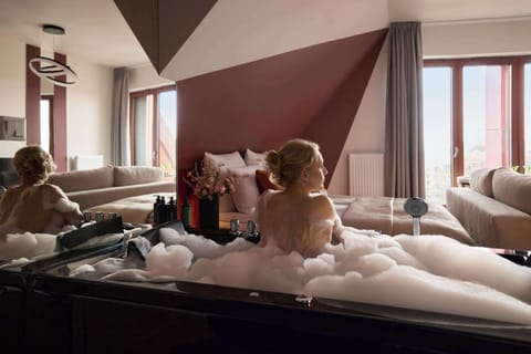 Centralnym punktem apartamentu jest luksusowa wanna SPA z hydromasażem, umieszczona bezpośrednio w części dziennej. To idealne miejsce na relaks po dniu spędzonym na zwiedzaniu lub spotkaniach biznesowych.